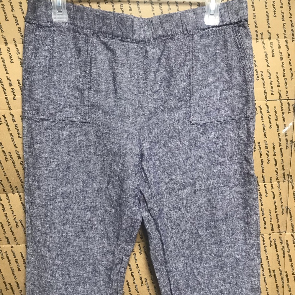 Woman’s ankle pants.